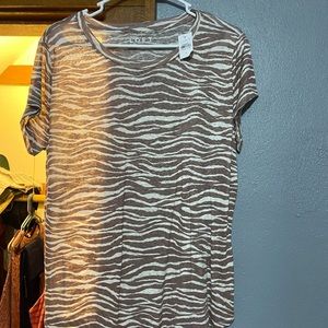 Rounded bottom animal print shirt
